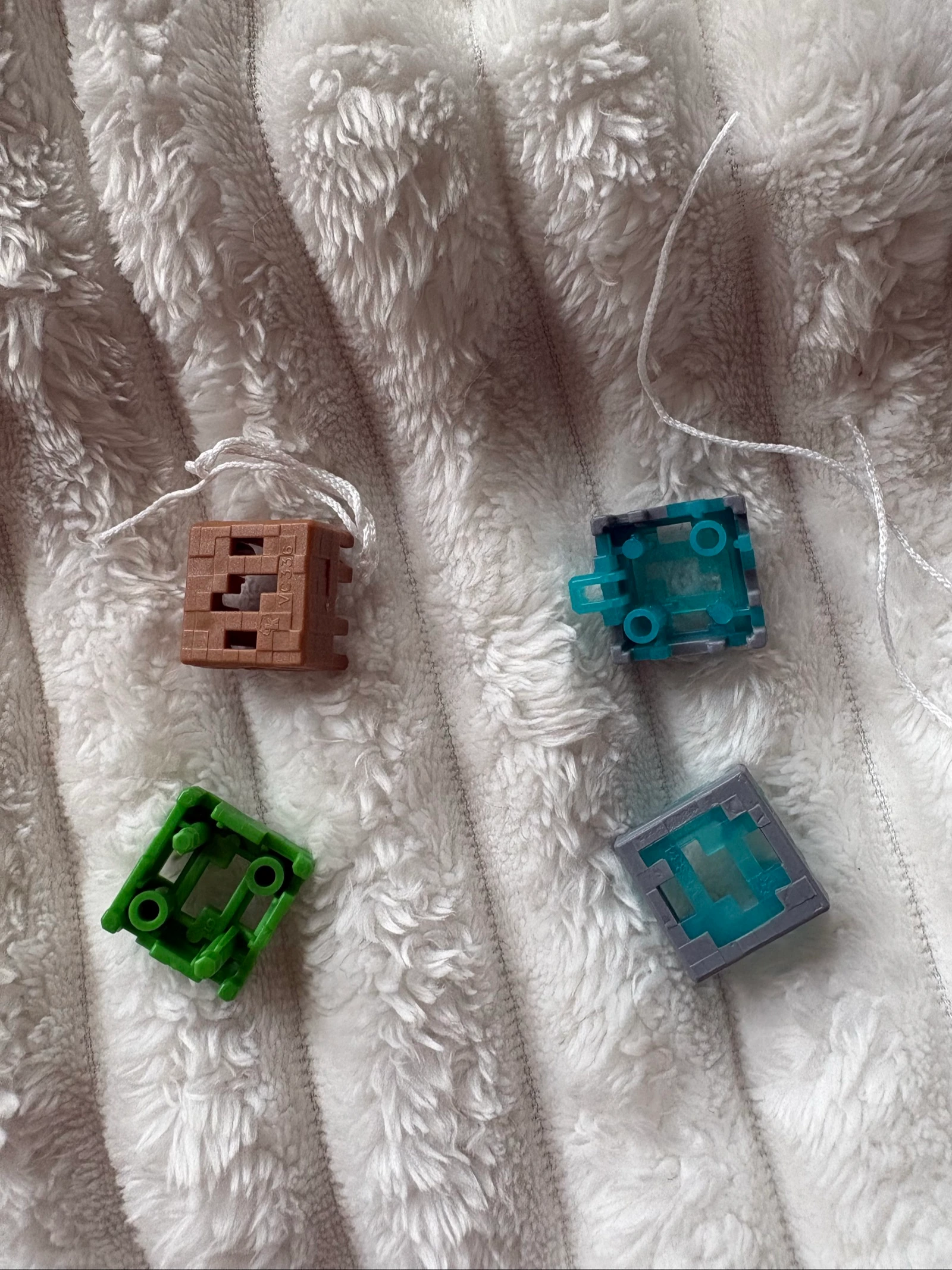 Lot 2 jouets figurines Kinder Joy - Minecraft
